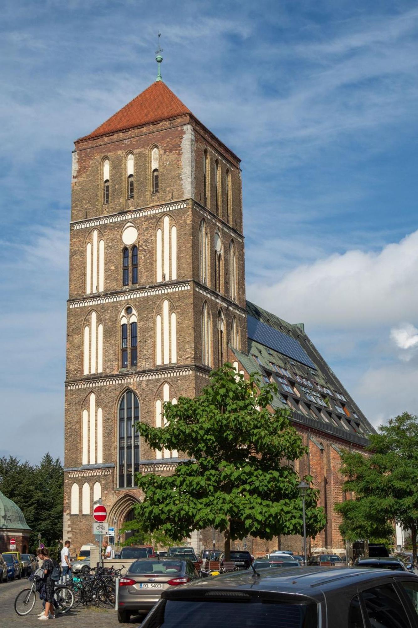 Ueber Den Daechern Der Altstadt Росток Экстерьер фото